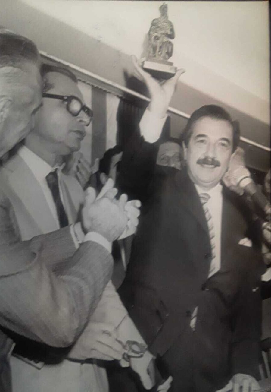 Alfonsin recibiendo Premio Moises